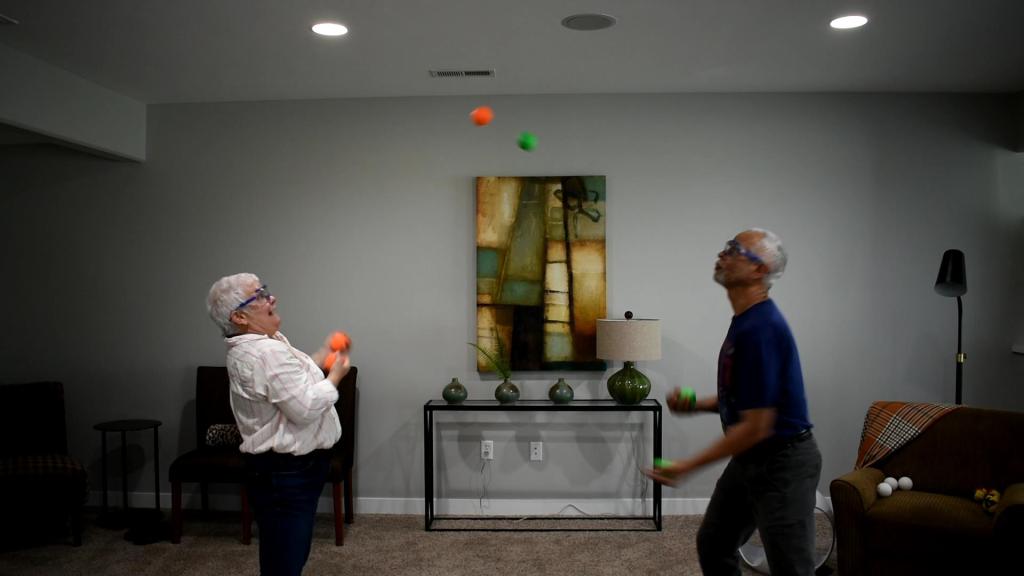 2 Person 6 Ball Pass Juggle